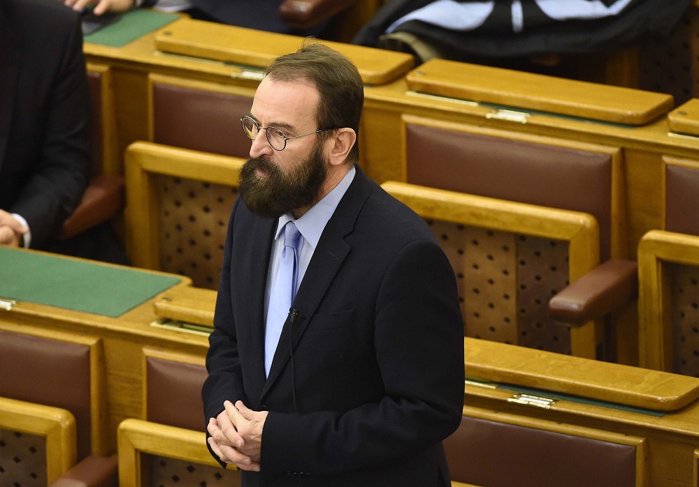 Szájer József: a módosítással eséllyel indulunk a kvóták elleni küzdelemben