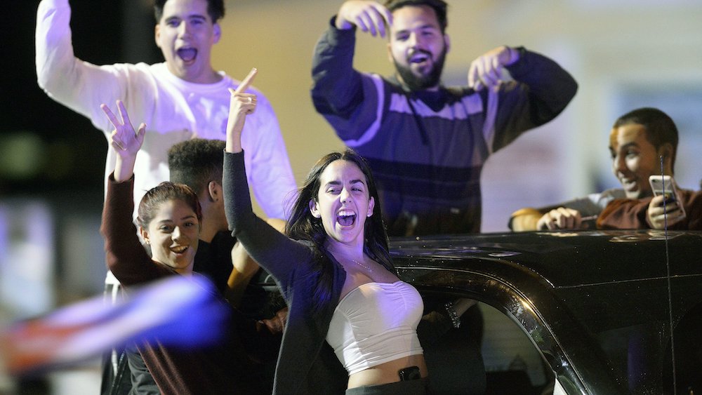 Az egyik sír, a másik nevet