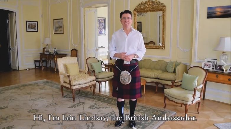 Mindent elmond a skót szoknyáról a nagykövet