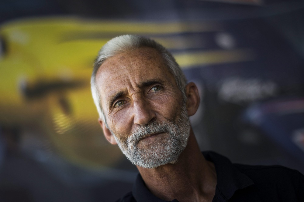 Besenyei Péter kapja a Nemzetközi Repülő Szövetség díját