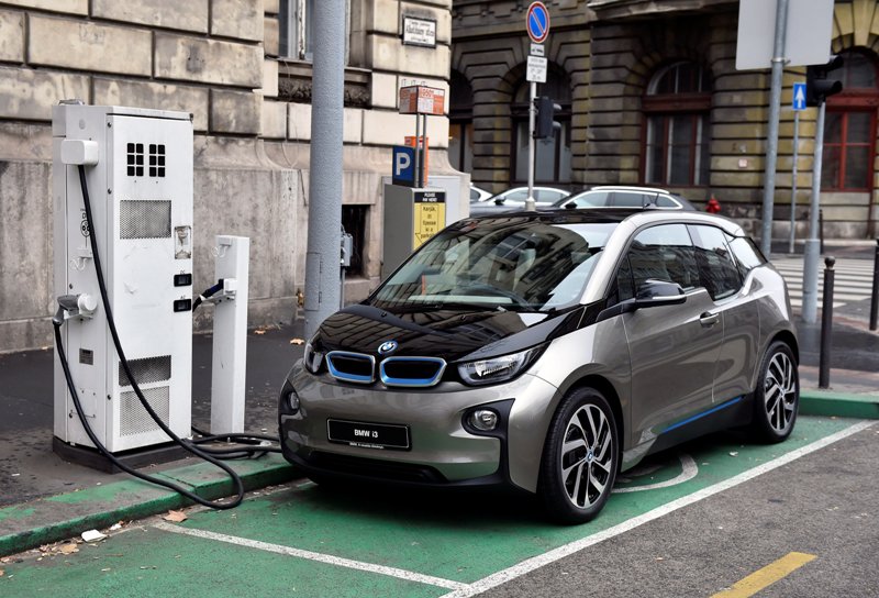 Átadták az első támogatott elektromos autót