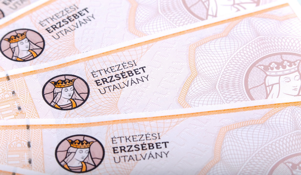 Már kézbesíti a posta a nyugdíjasoknak a 10 ezer forintnyi Erzsébet-utalványt