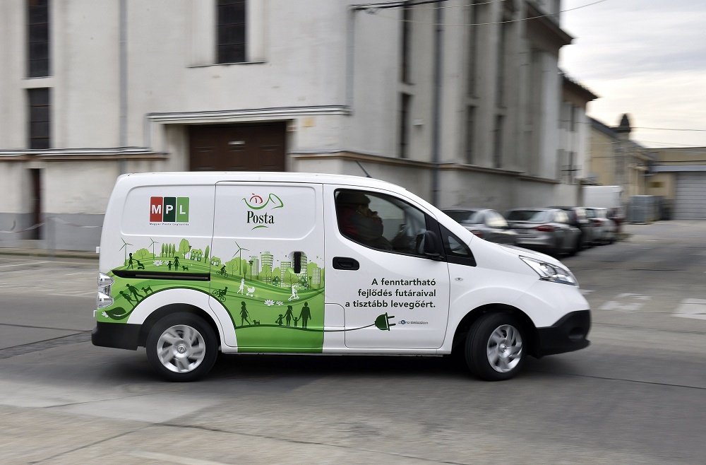 A Magyar Posta gépjármű flottája 18 elektromos autóval bővült