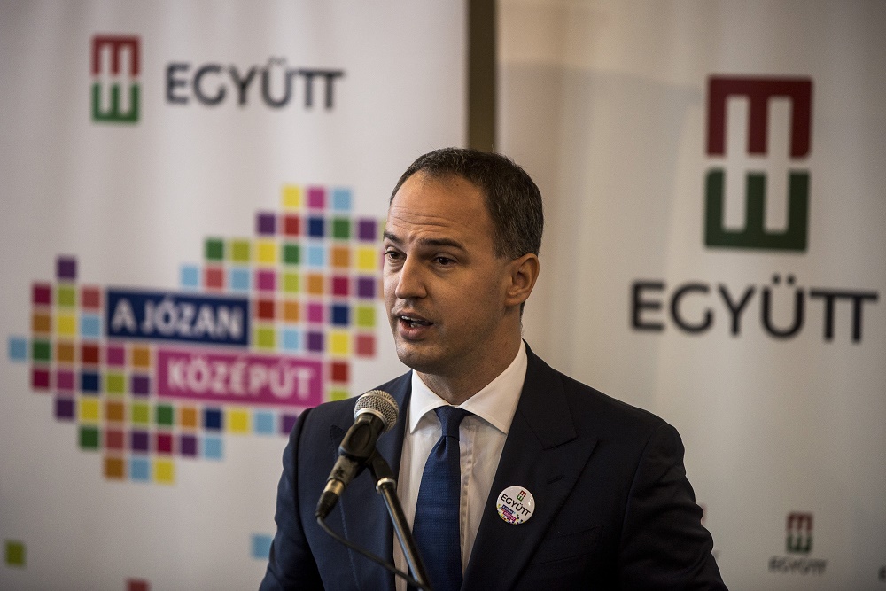 Együtt: lőterek helyett az oktatás informatikai fejlesztése költsön a kormány!