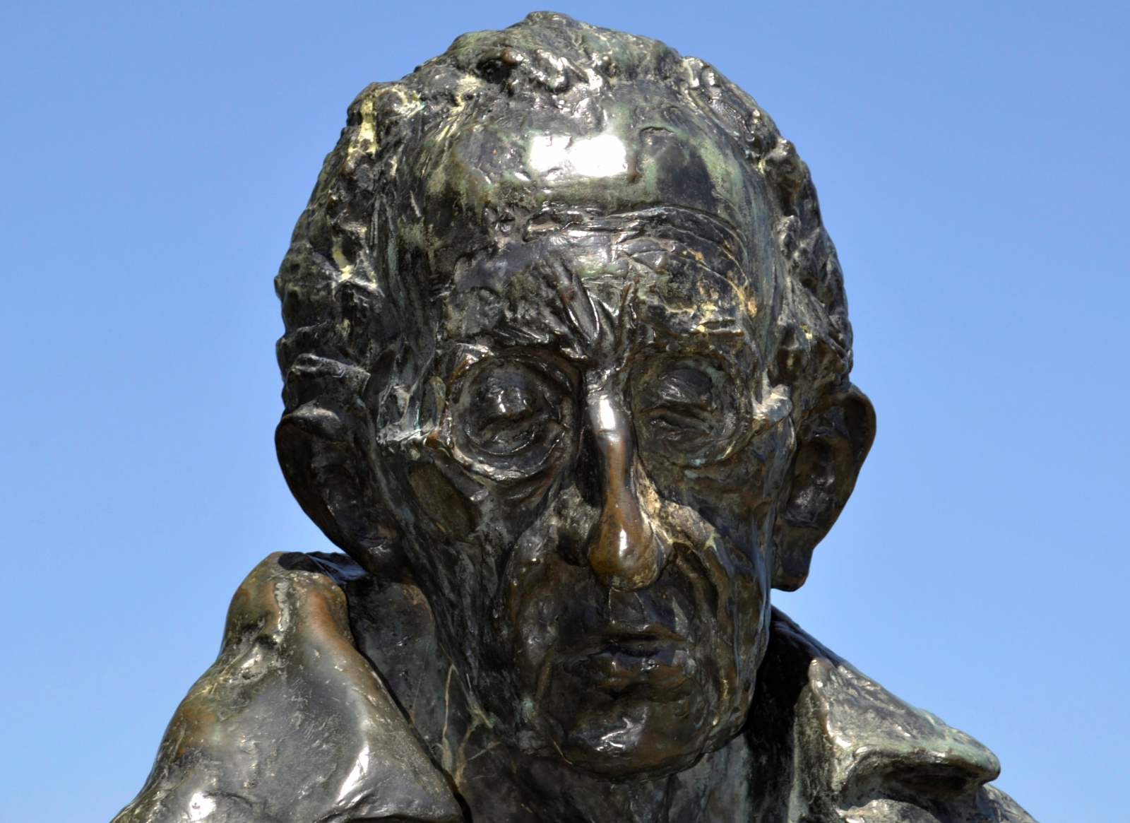 Lebontják a kommunista filozófus szobrát