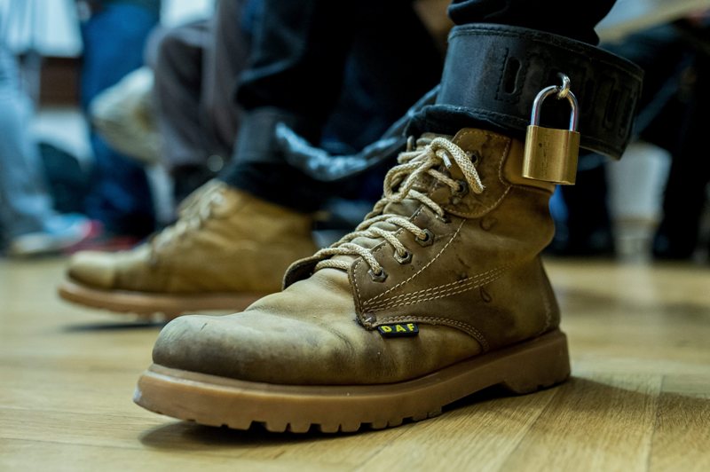 Két embert letartóztattak az orosz nagykövet meggyilkolásával kapcsolatban