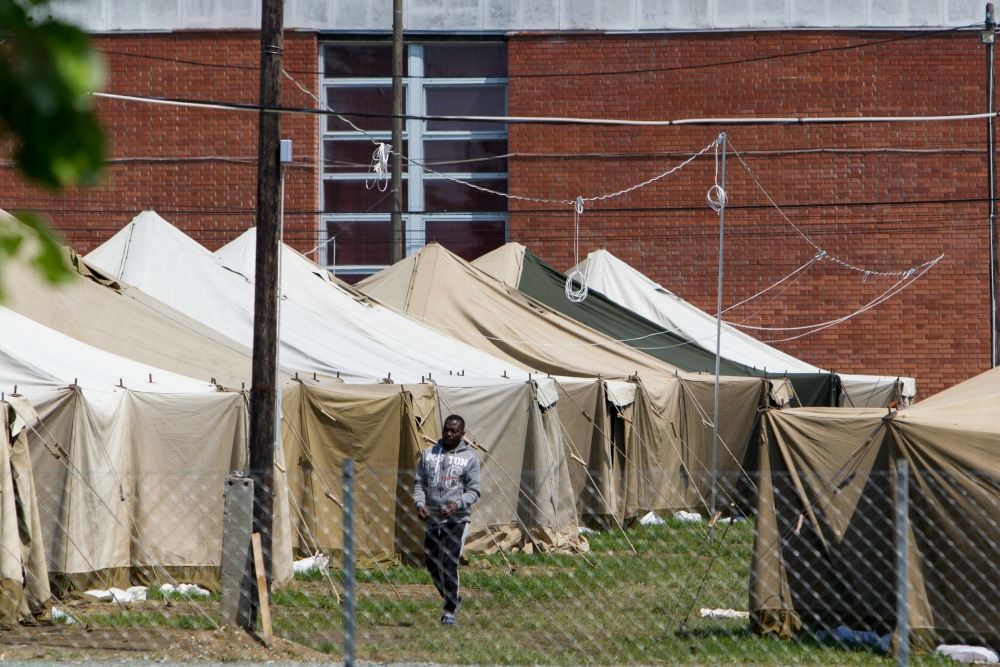 Liberálisok: zárják be a körmendi menekülttábort!