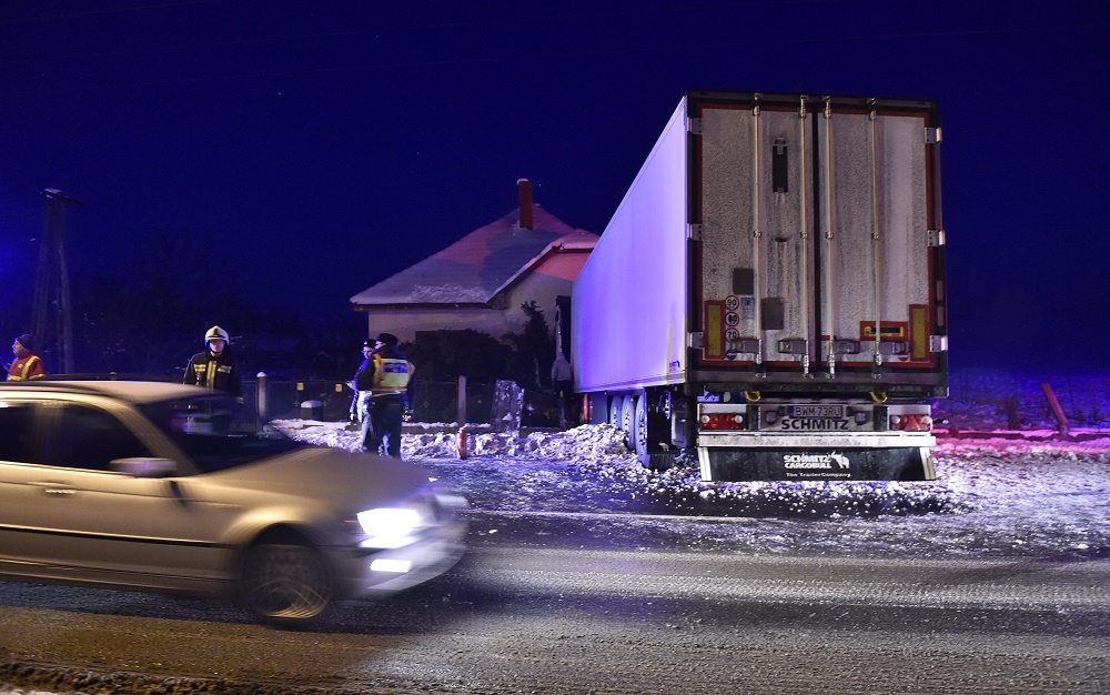 Családi házba hajtott egy lengyel kamion Aszaló belterületén