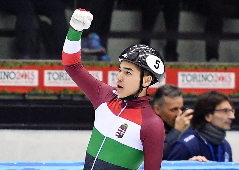 Liu Shaoang tarolt a junior rövidpályás gyorskorcsolya-világbajnokságon