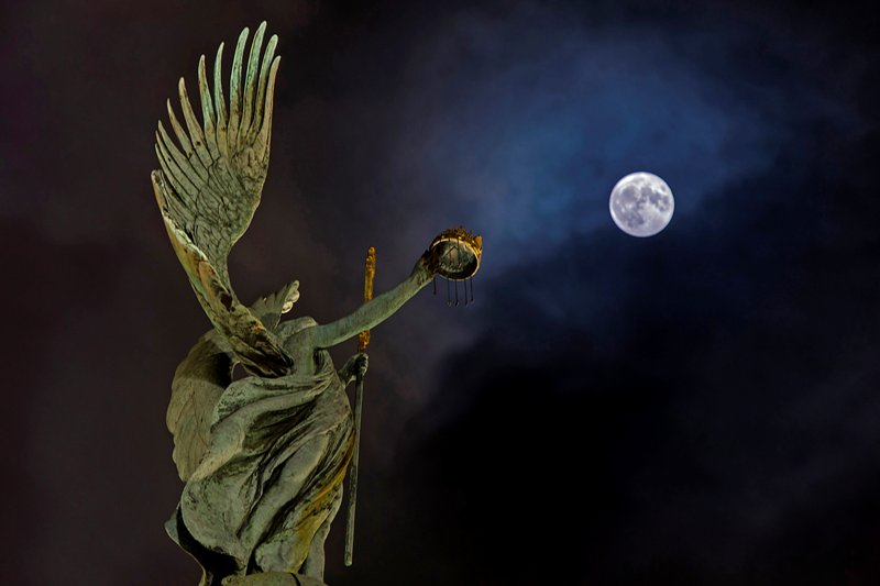 Havonta fürdik a Hold a Földről érkező oxigénionok záporában