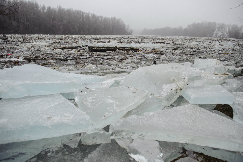 Mindent letarol a part mentén a Tiszán vonuló jég