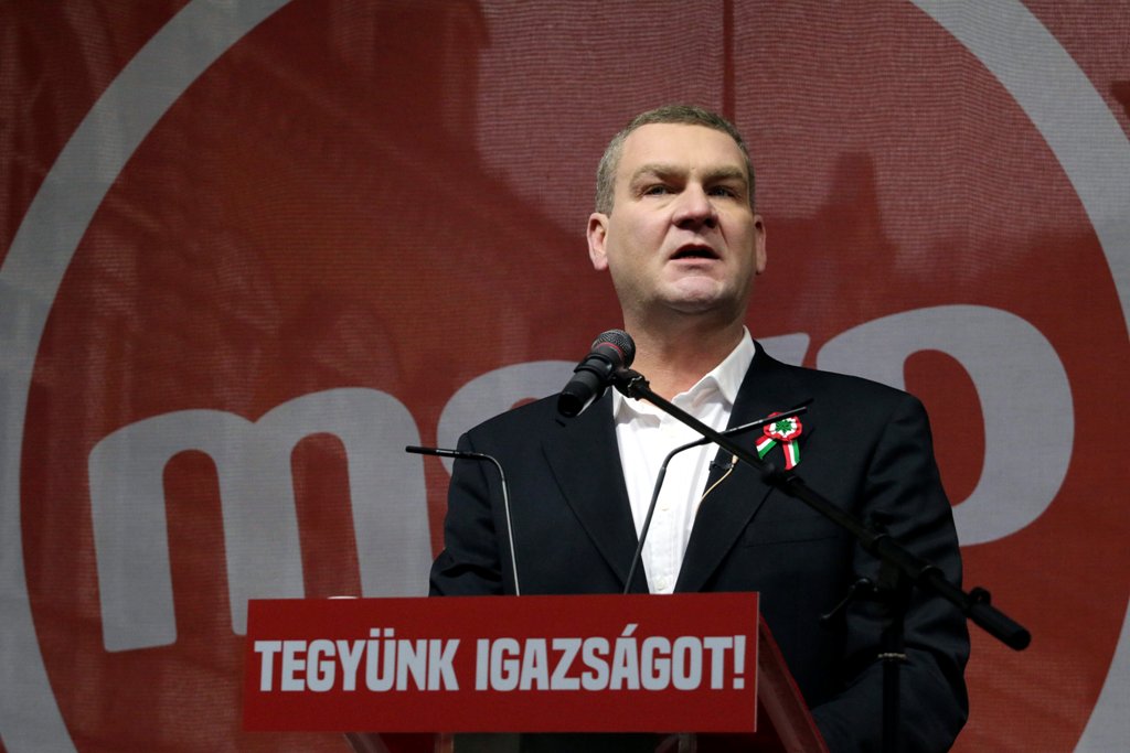 Botrány: rendőrök vezették el a közgyűlésről az ügyvédet