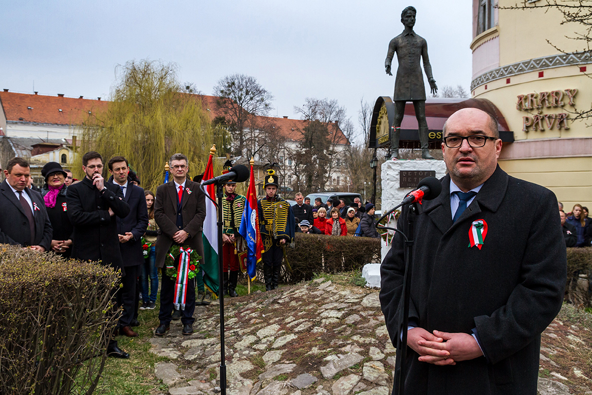 A magyar szervezetek átadták az aláírásokat Kárpátalja kormányzójának