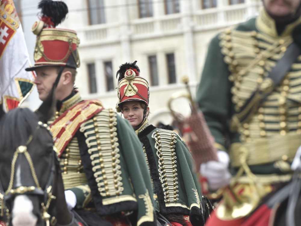 Felvonták a nemzeti lobogót az Országháznál