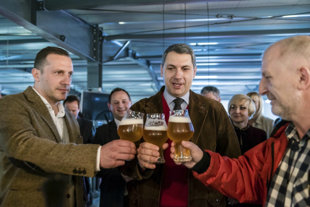 A magyar kormány tárgyalásra biztatja a Heinekent és a Csíki Sör Manufaktúrát