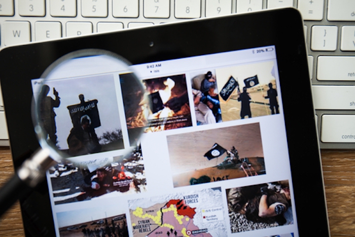 Brit belügyminiszter: a közösségi médiának szűrnie kellene