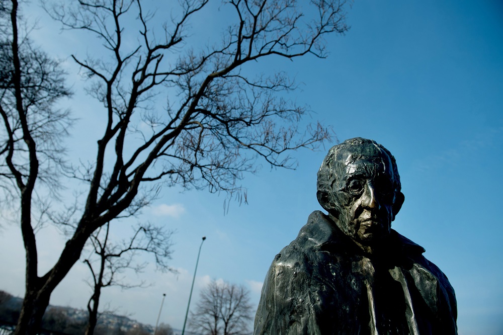 Elvitték Lukács György szobrát a Szent István parkból