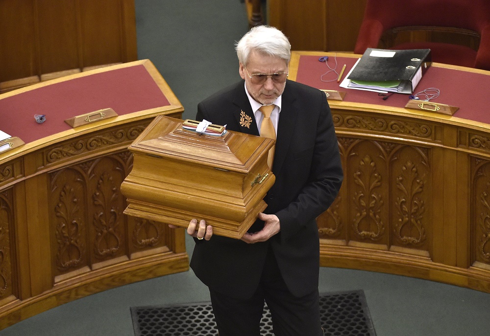 Megkezdődött a titkos szavazás