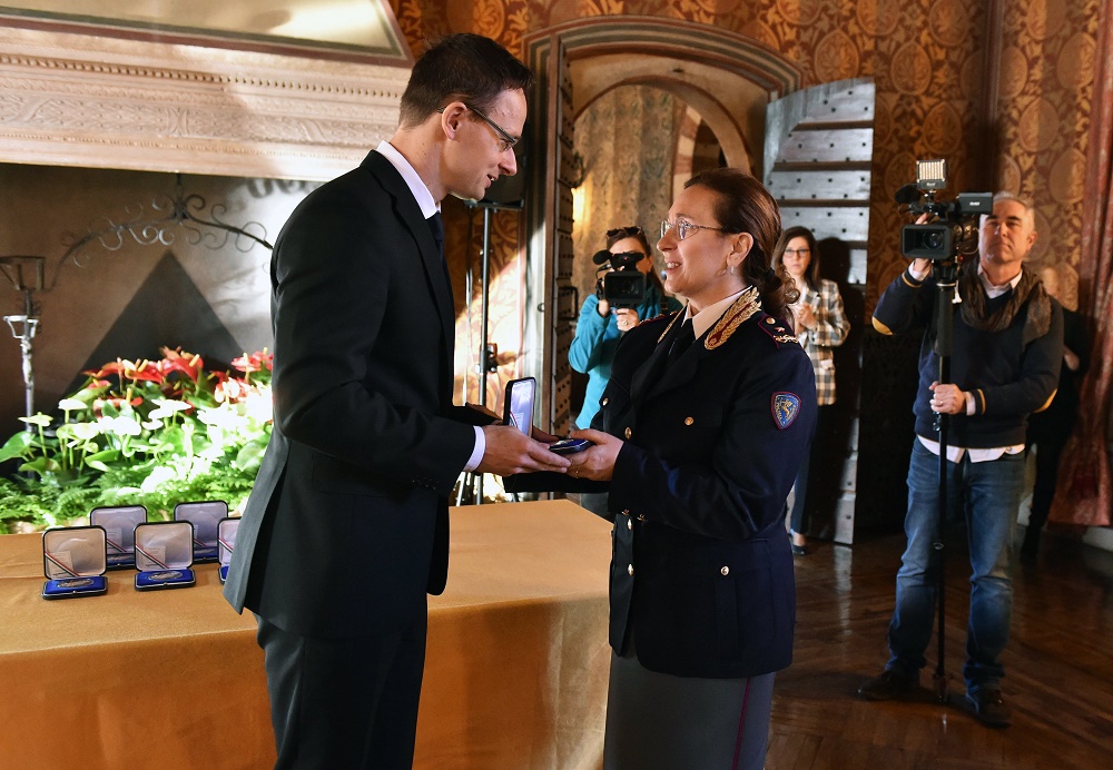 Szijjártó Péter kitüntette a mentés vezetőit