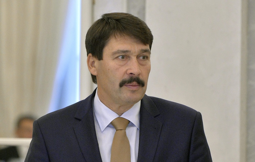 Áder János: a nyugat-balkáni migránsútvonalat zárva kell tartani