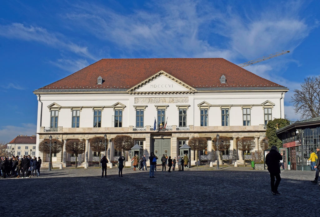 Az államfői hivatal előtt tüntettek a törvény kihirdetése után