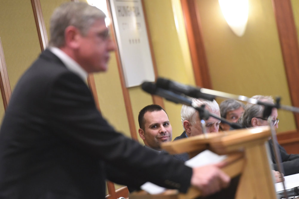 A DK azt kéri, hogy a baloldali ellenzék vonuljon ki a parlamentből