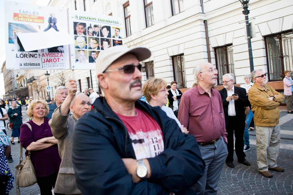 A CEU-ért tüntetett a DK ifjúsági szervezete