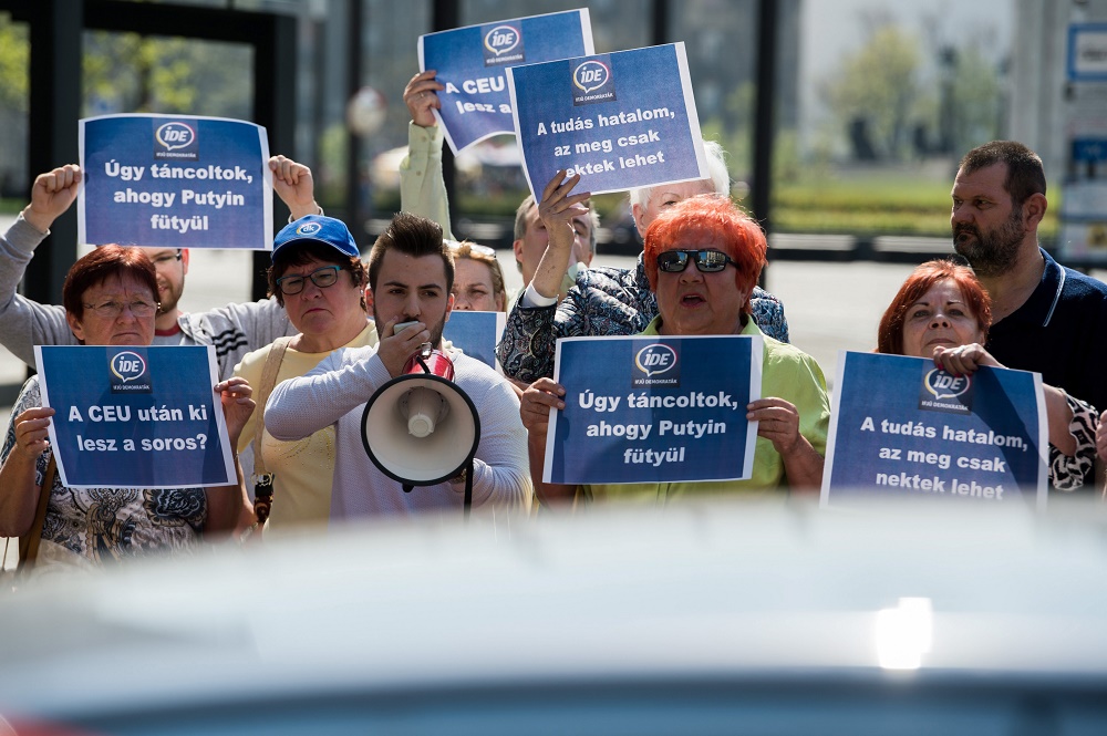 A DK népszavazást ígér, a Párbeszéd alkotmányjogi panasszal élne
