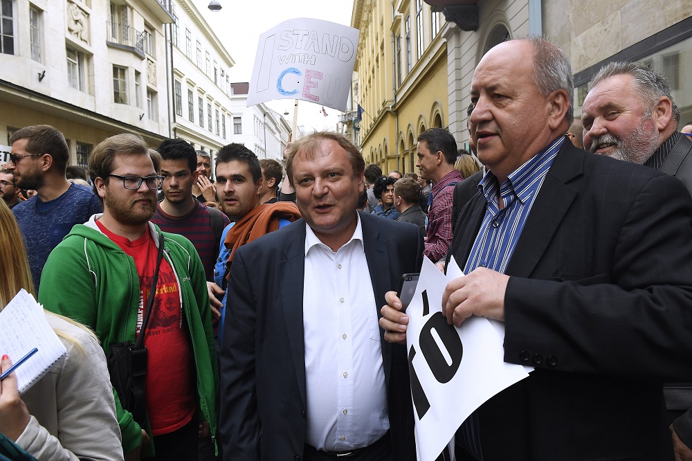 A szocialisták úgy táncolnak, ahogy Soros fütyül