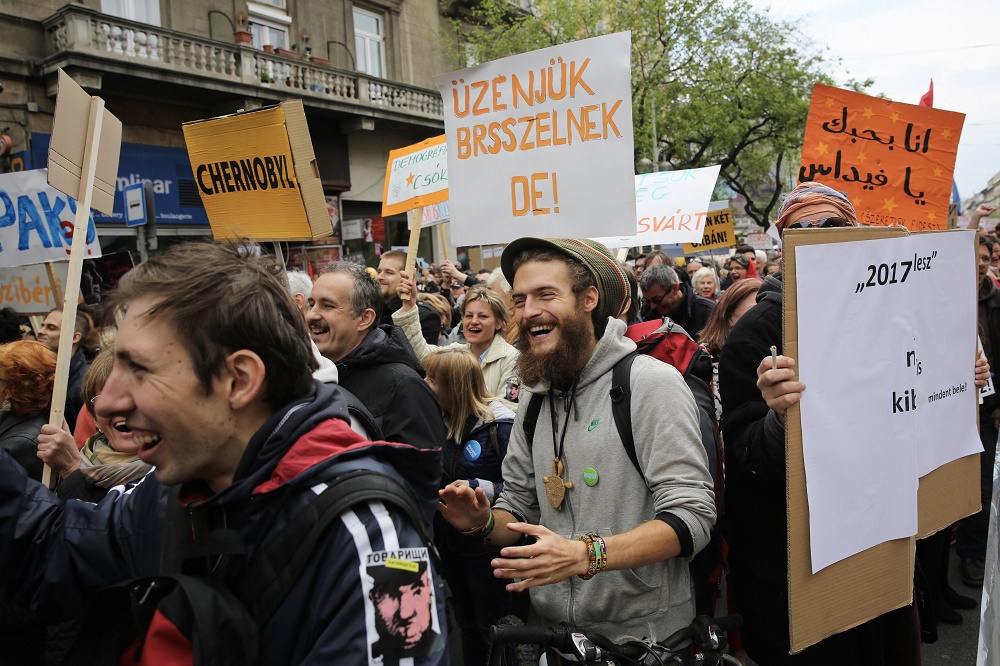 Demonstrációt tartott a Magyar Kétfarkú Kutya Párt