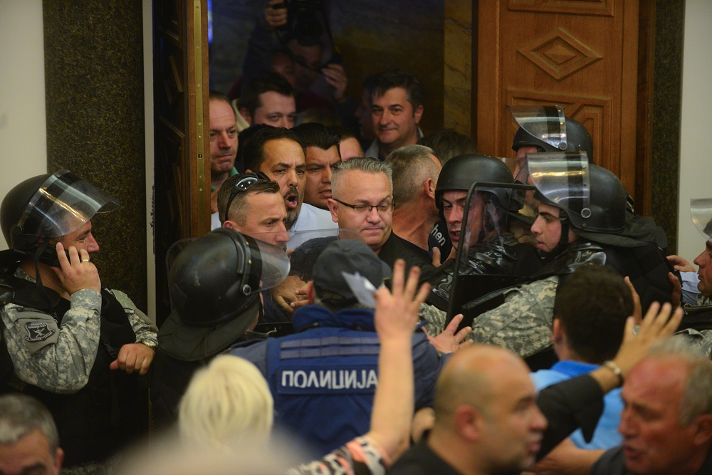 Tizenöt ember ellen adtak ki elfogatóparancsot