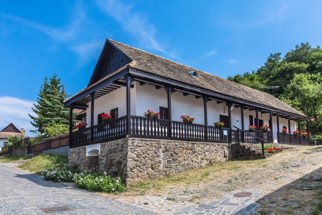 Hollókőn és Szentendrén is várják az ünneplőket