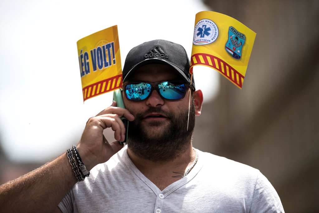 Mentődolgozók tüntettek Budapesten