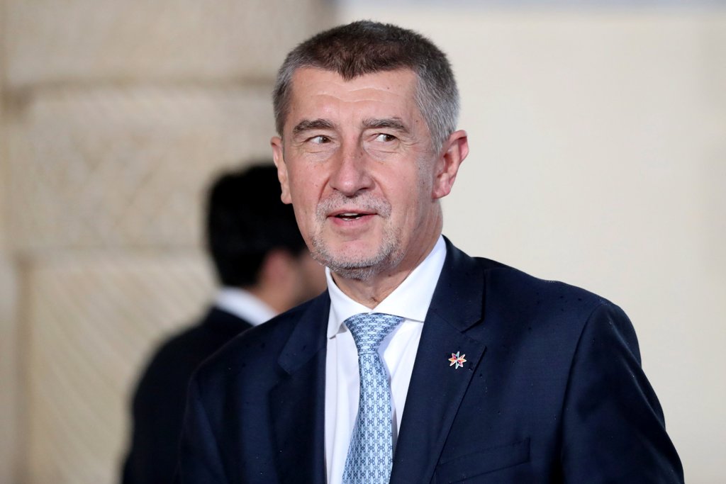 Folytatódik a nyilvános kötélhúzás