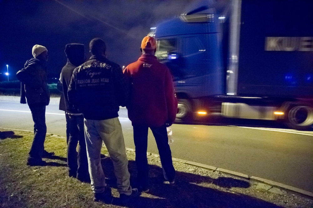 „Fekete emberkék” támadtak egy magyar buszra Calais-nál