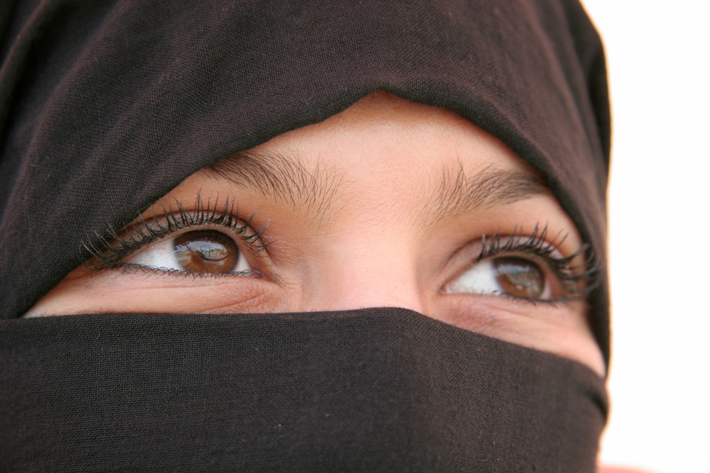 Egyre több fejkendős nőt támadnak meg Ausztriában