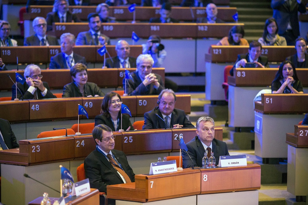 Az Európai Néppártban is „felülnek” a hisztériakeltő sajtóhíreknek