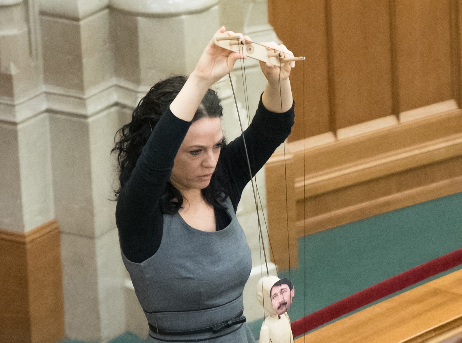 Fizetnie kell bugyuta bábjátékáért