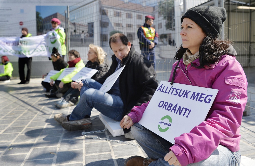 Párbeszéd: ez „Orbán Viktor és elitje urizáló költségvetése”