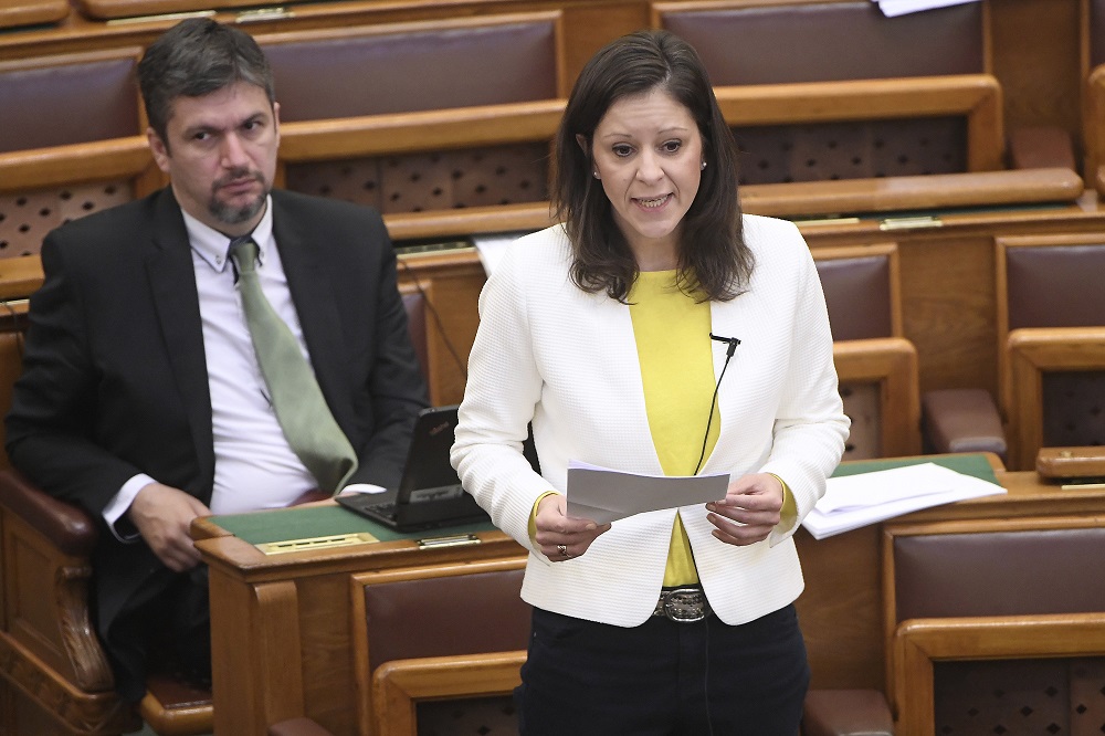 Szél Bernadett a paksi bővítés leállítására szólított fel