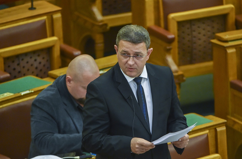 Veréssel fenyegetett a parlamentben egy jobbikos képviselő