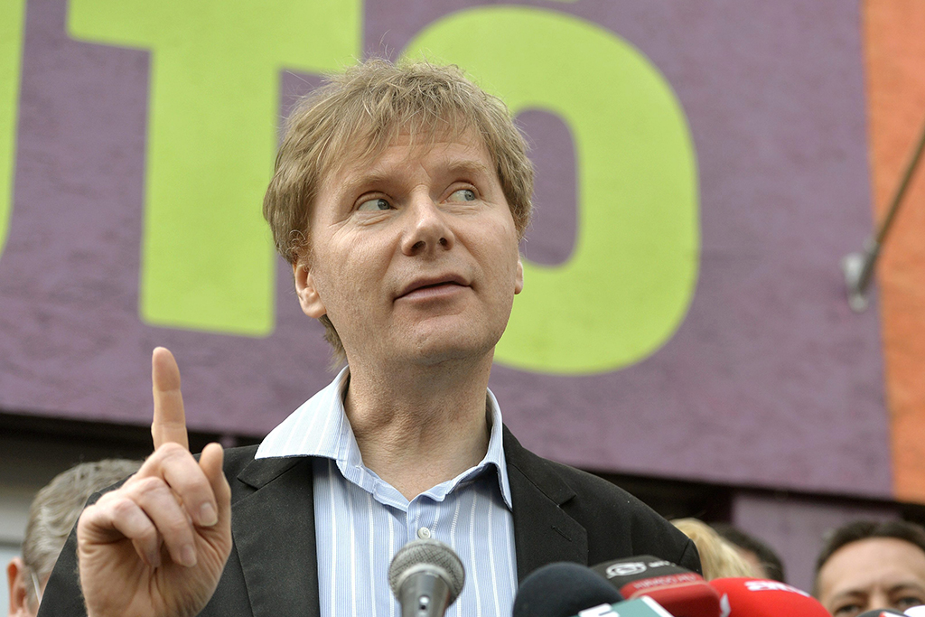 A Liberálisok nyilatkozattételre szólítanak