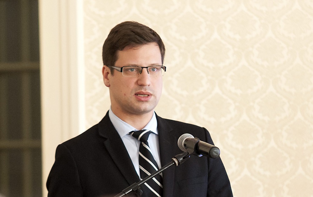 Fidesz: kampányidőszakon kívül ne lehessen politikai plakátot kihelyezni!