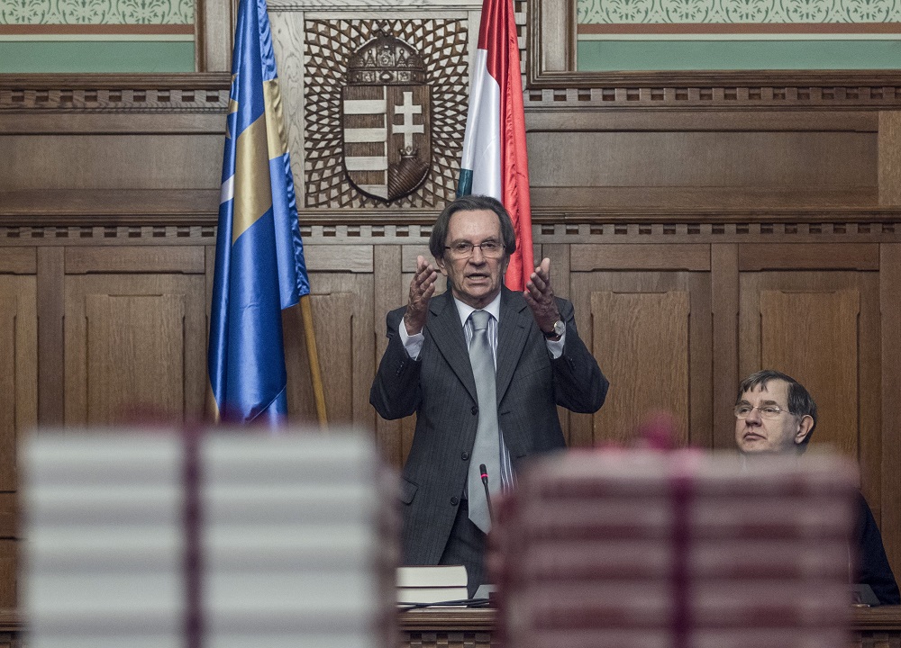 Kilencezer kitűnő tanuló kap ajándékba Nemzeti Könyvtár-kötetet