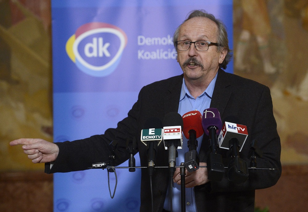 Niedermüller Péter lebontaná a kerítést