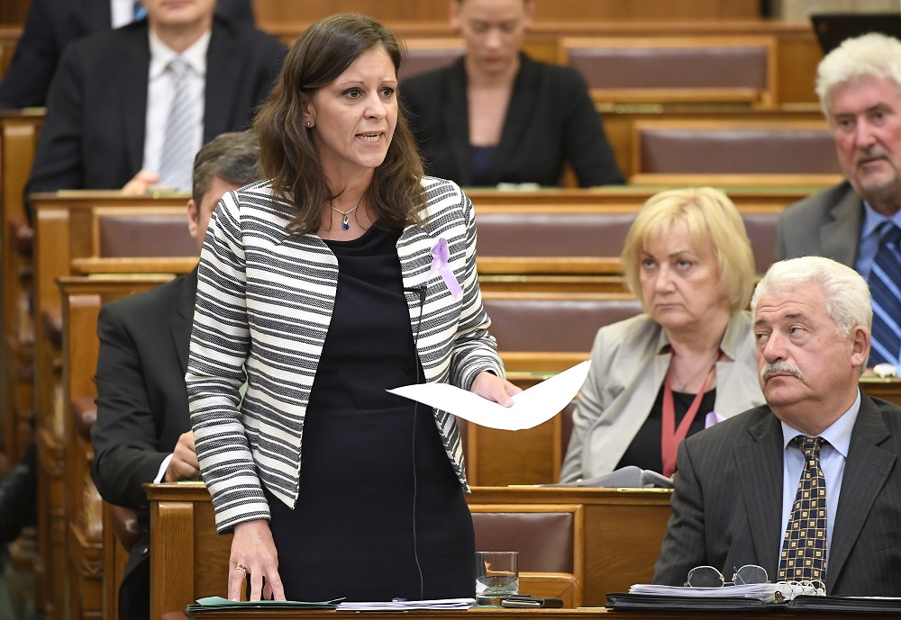 Szél Bernadett: jaj ennek az országnak!