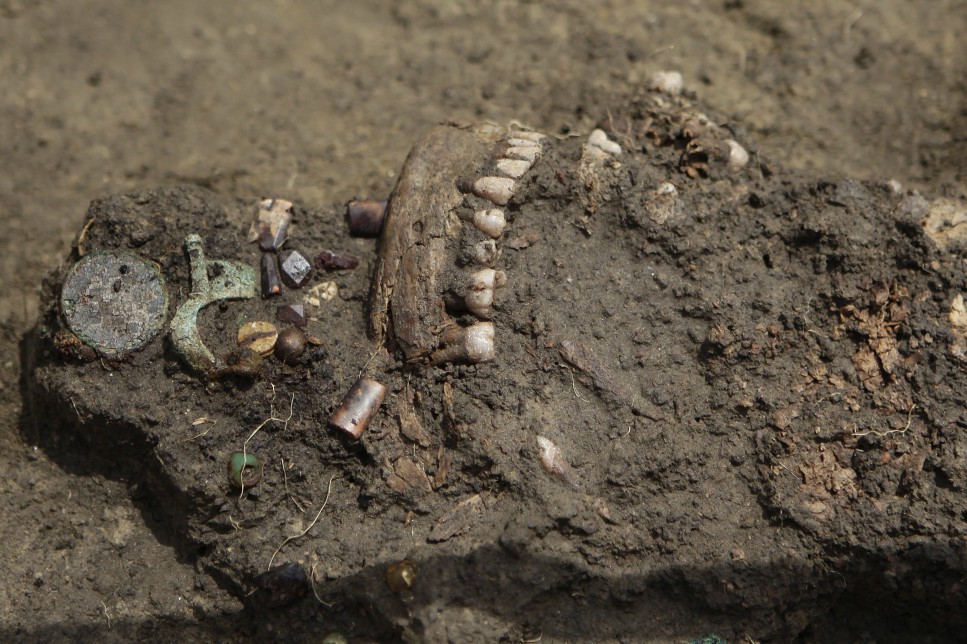 Több száz régészeti lelet az M44-es mellett