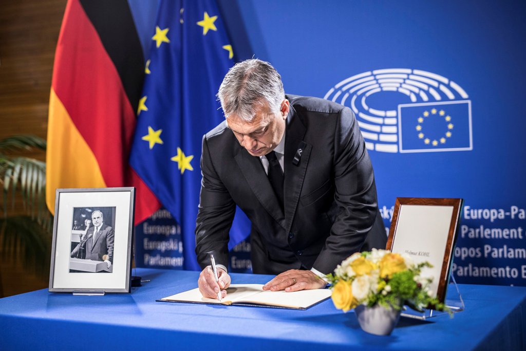 Végső útjára kísérték Helmut Kohlt