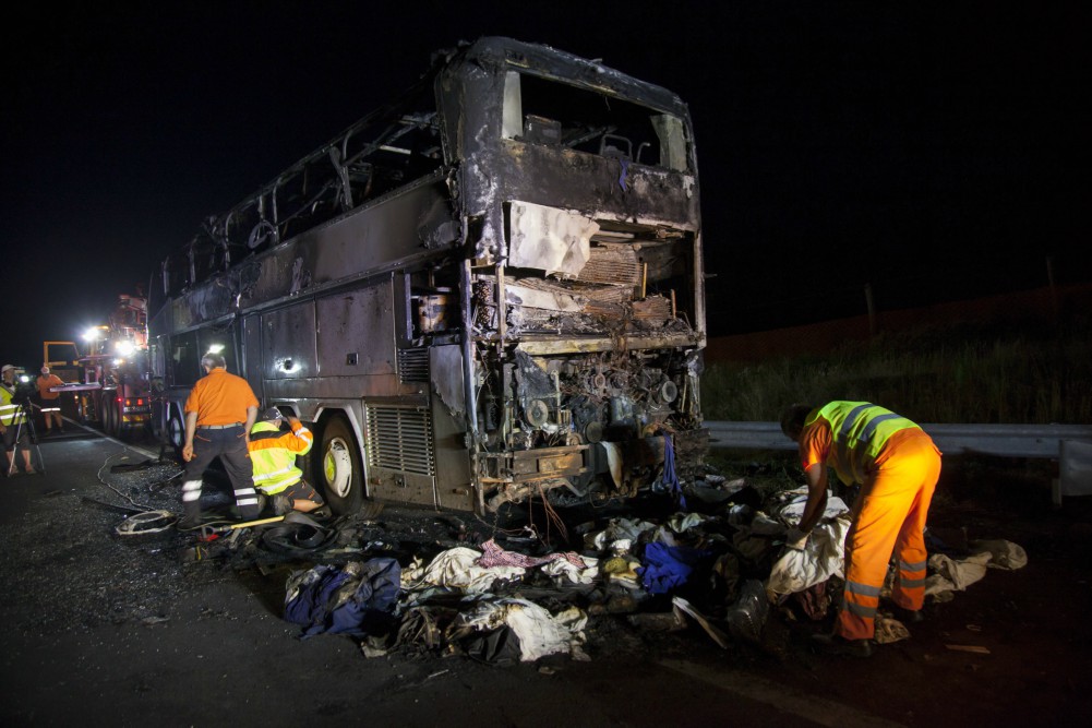 Kiégett egy turistabusz az M7-esen