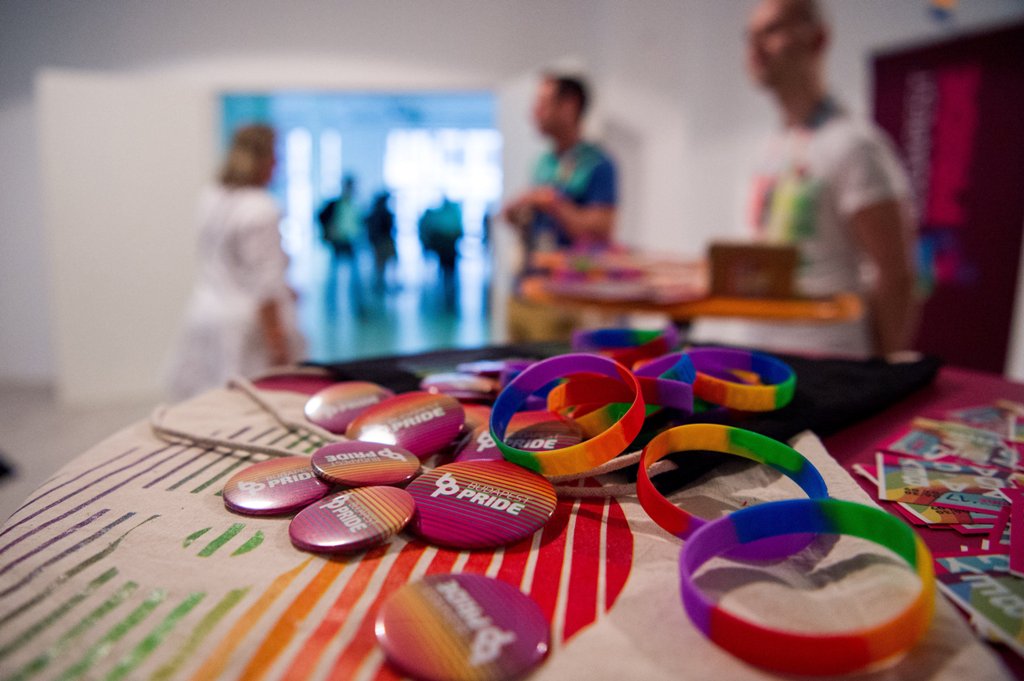 Meleg miniszterelnökre vágyik a Kossuth-díjas költő